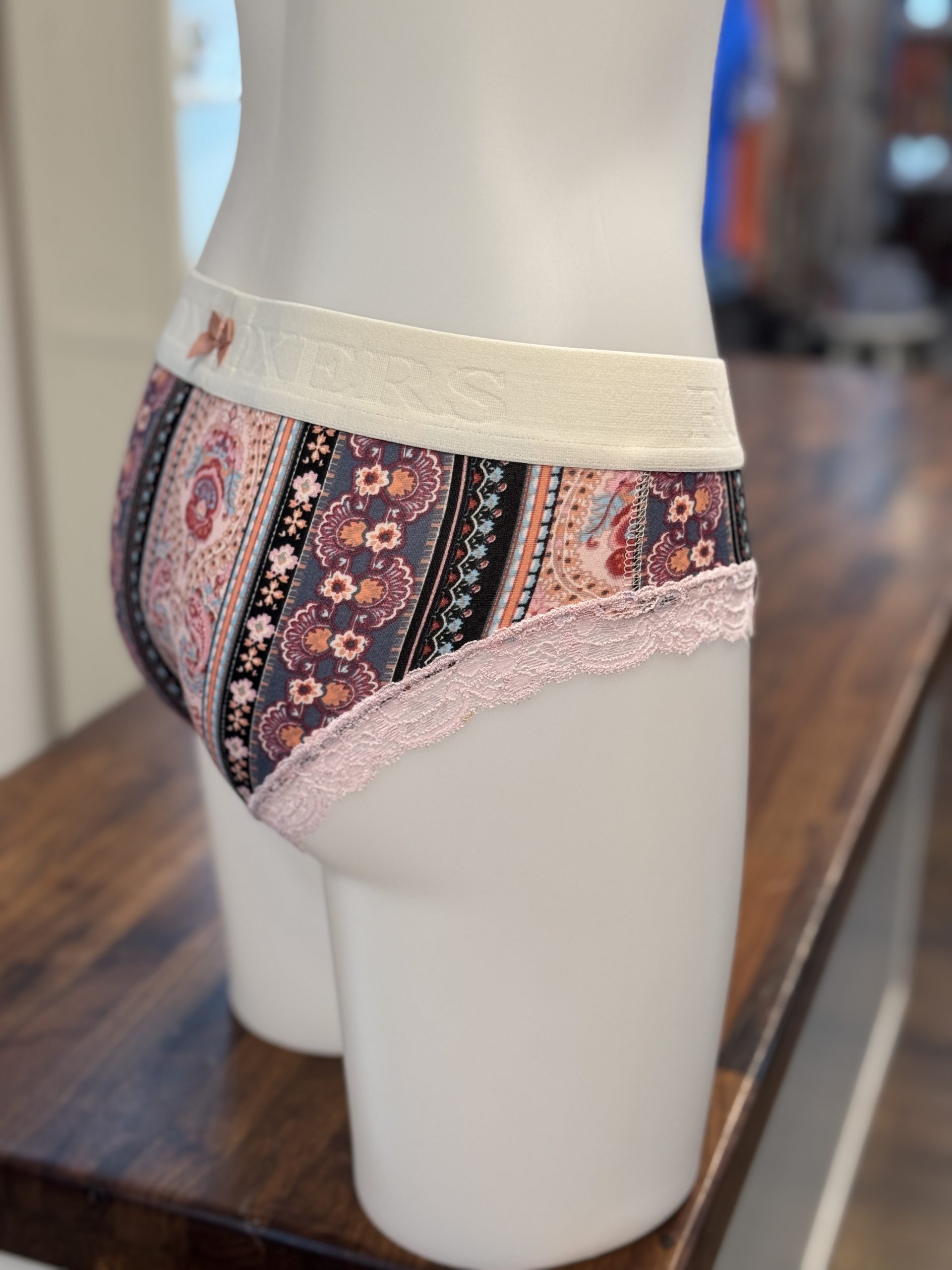 Ivory Logoband over Pink Scroll – Bild 2