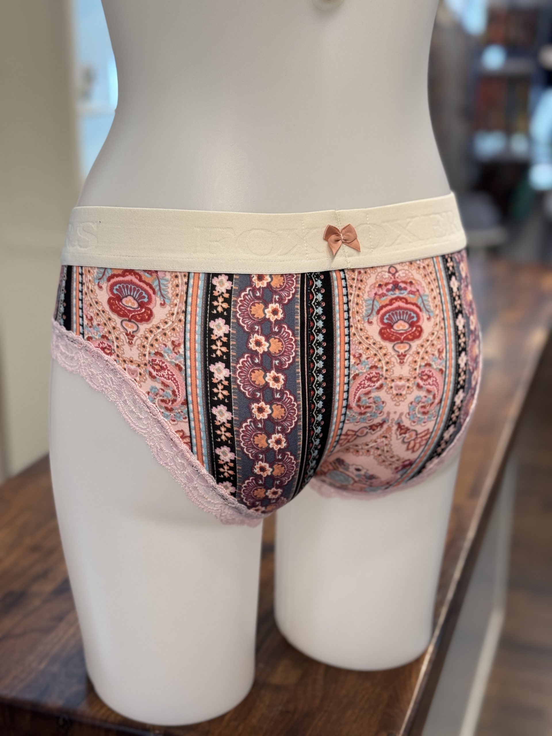 Ivory Logoband over Pink Scroll – Bild 3