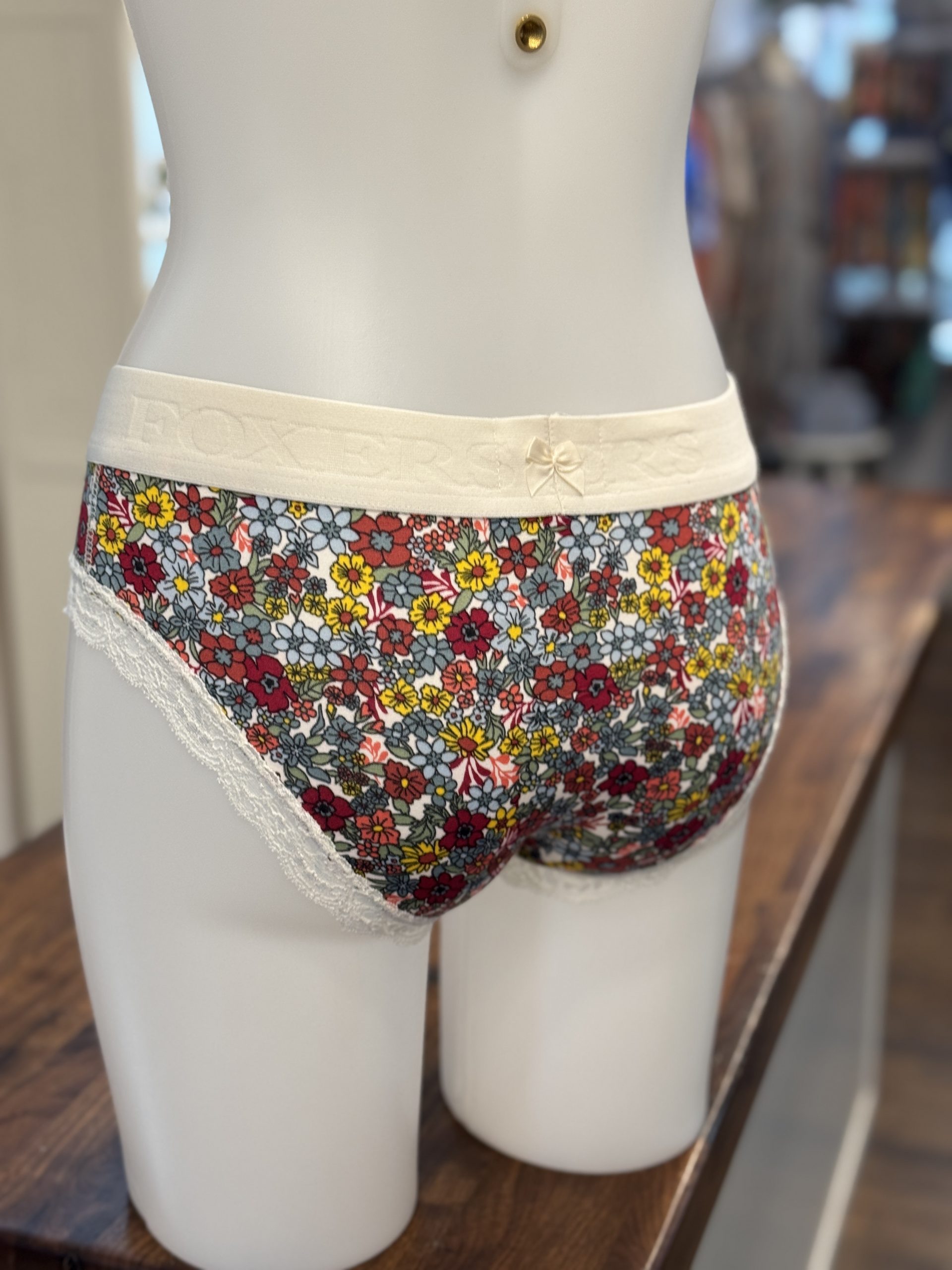 Ivory Logoband over Red Sage Floral – Bild 3