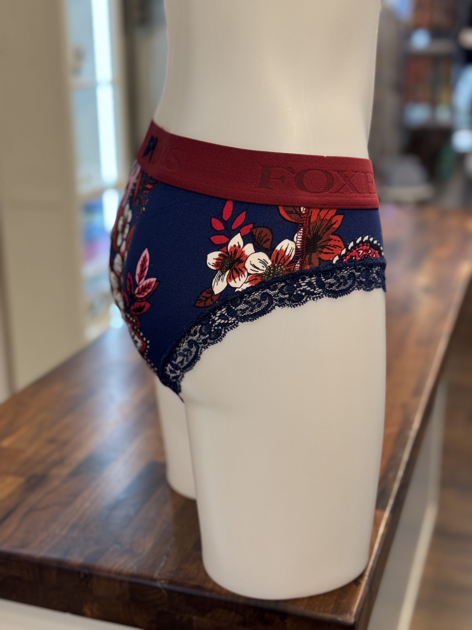 Cranberry Logoband over Midnight Floral – Bild 2