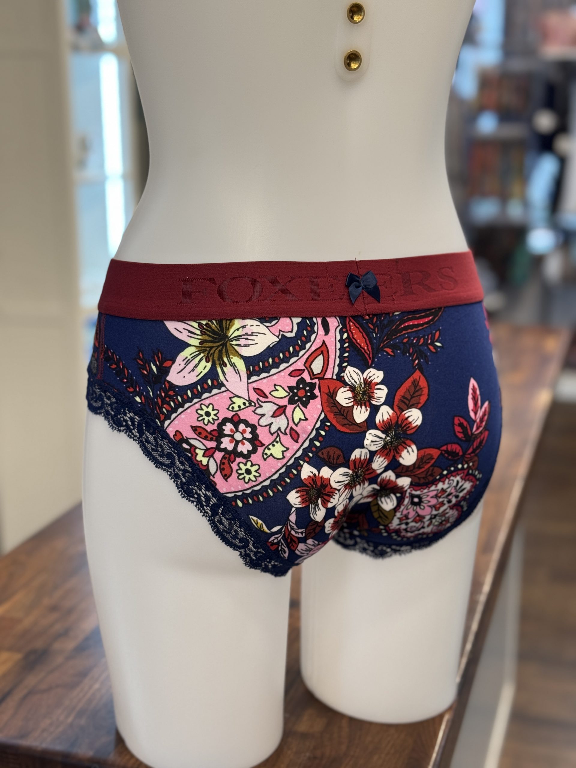 Cranberry Logoband over Midnight Floral – Bild 3